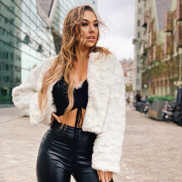 Meet your Posher, Kelly - Picture 2 of 2